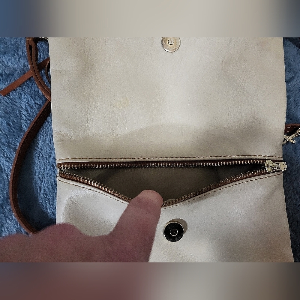 Vera Pelle Elegant Cream and Tan Crossbody Bag - Picture 3 of 11